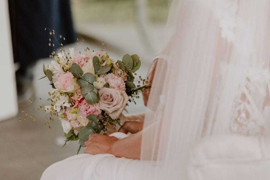 bruidsboeket roze en wit in handen van de bruid